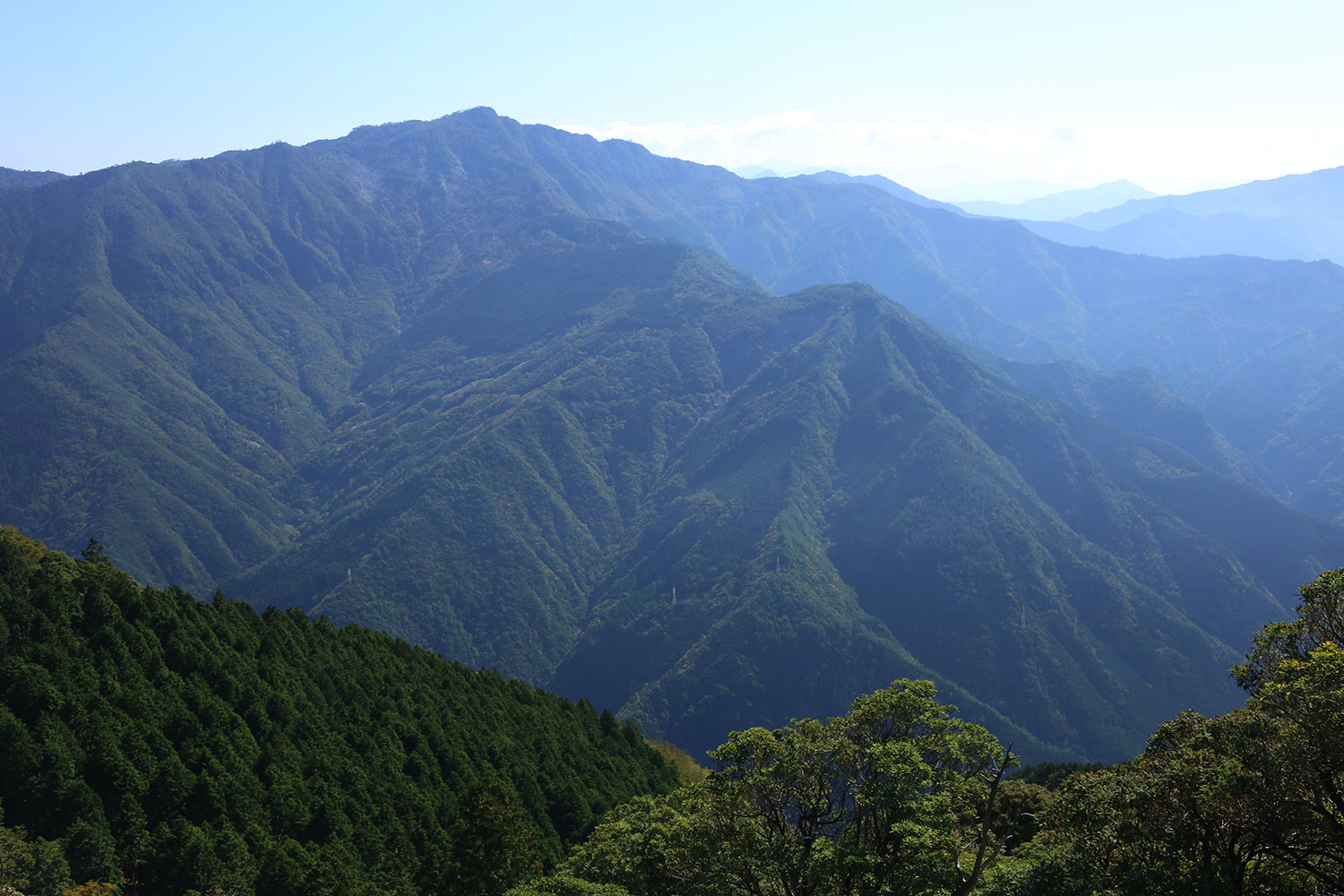 Mt. Ishido next to Mt. Ichifusa (from the trail)