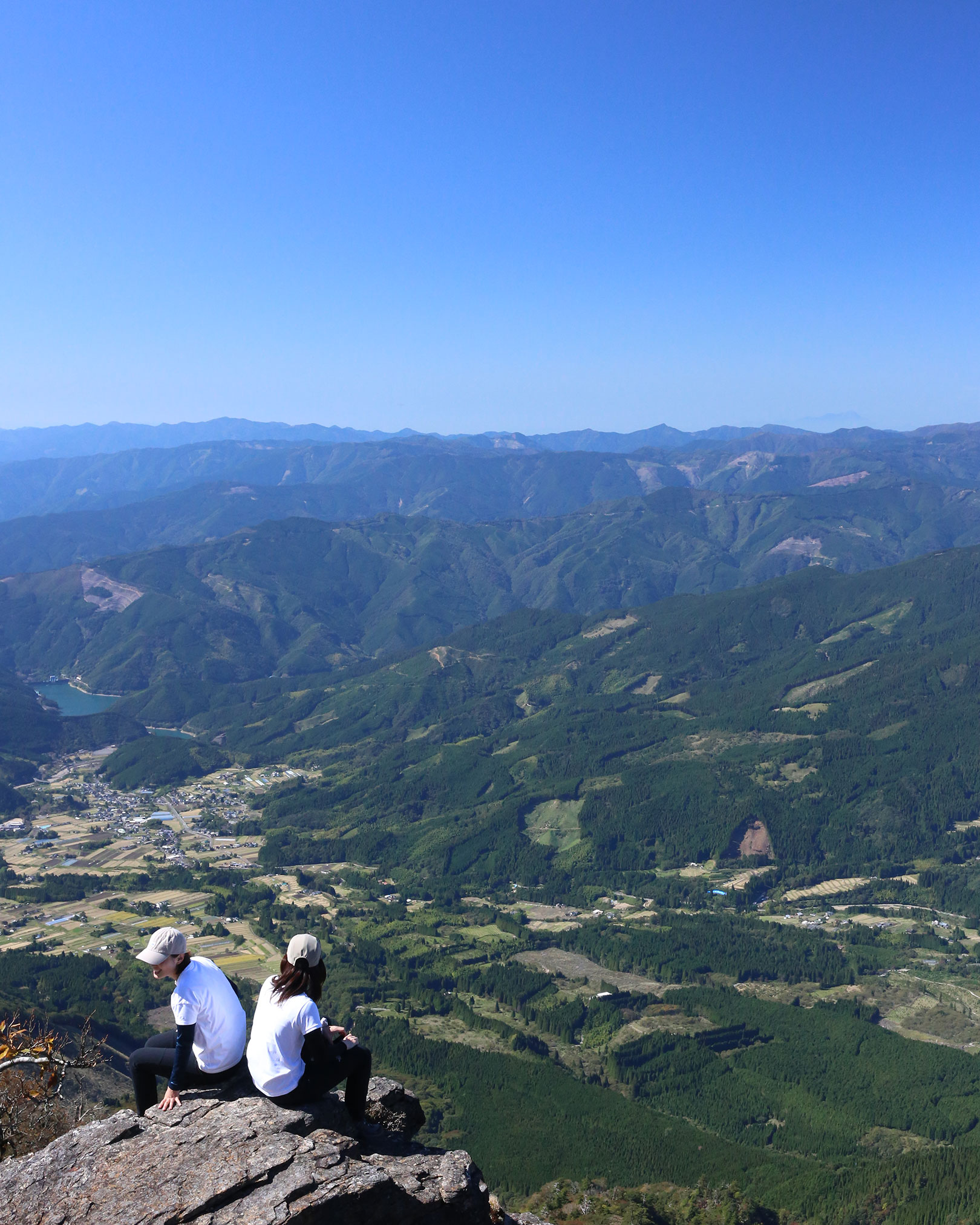 The summit of Mt. Ichifusa. Kumamoto Prefecture can be seen in the background.